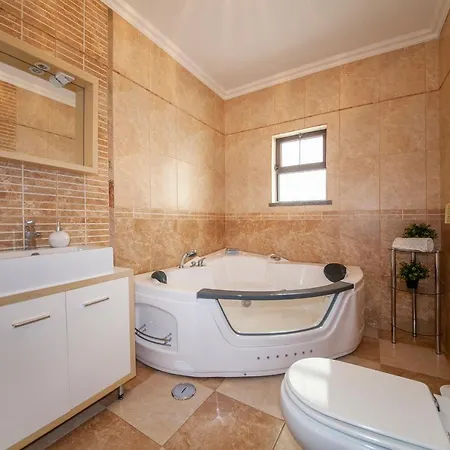 B17 - The Stunning Seaview Apartment